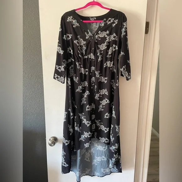 Woman’s dress - Picture 2 of 2